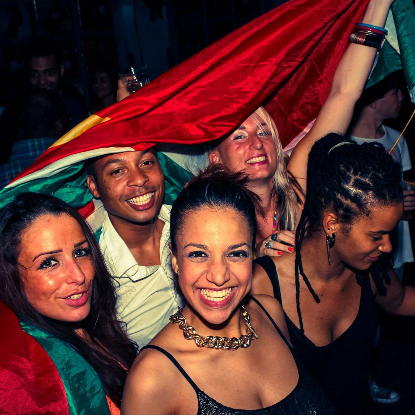 Feestgangers met Surinaamse vlag tijdens de eerste Tesa Fesa in 2013